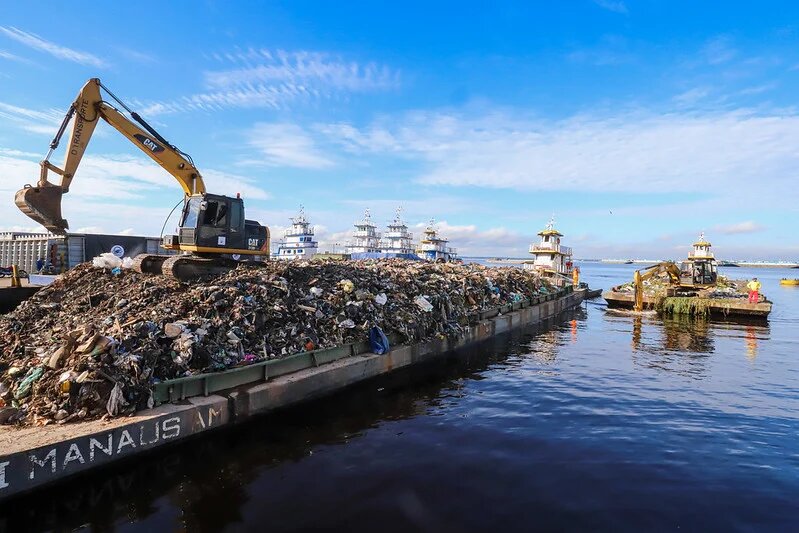Prefeitura de Manaus realiza 4ª operação de transbordo do ano e retira 300 toneladas de lixo do rio Negro