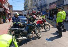 Prefeitura de Manaus fiscaliza e remove veículos em estacionamento irregular no centro