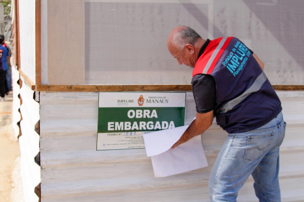 Prefeitura de Manaus embarga obra de faculdade após cratera em rua do Nossa Senhora das Graças
