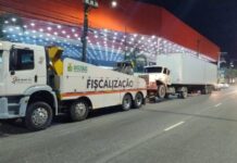Detran-AM autua condutor de caminhão após colisão com poste na zona leste de Manaus