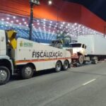 Detran-AM autua caminhoneiro após colisão com poste na zona leste de Manaus
