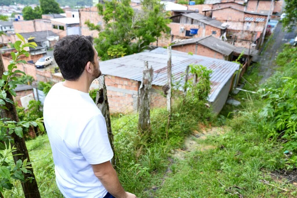 Prefeito Renato Junior determina construção de escada de acesso na zona Norte de Manaus após pedido comunitário