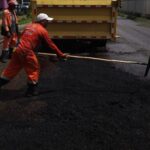 Prefeitura de Manaus recupera asfalto da Comendador José Cruz e melhora mobilidade no Lago Azul