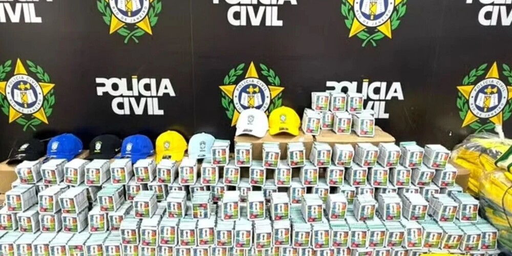 Polícia do Rio apreende mais de 200 mil figurinhas falsificadas da Copa