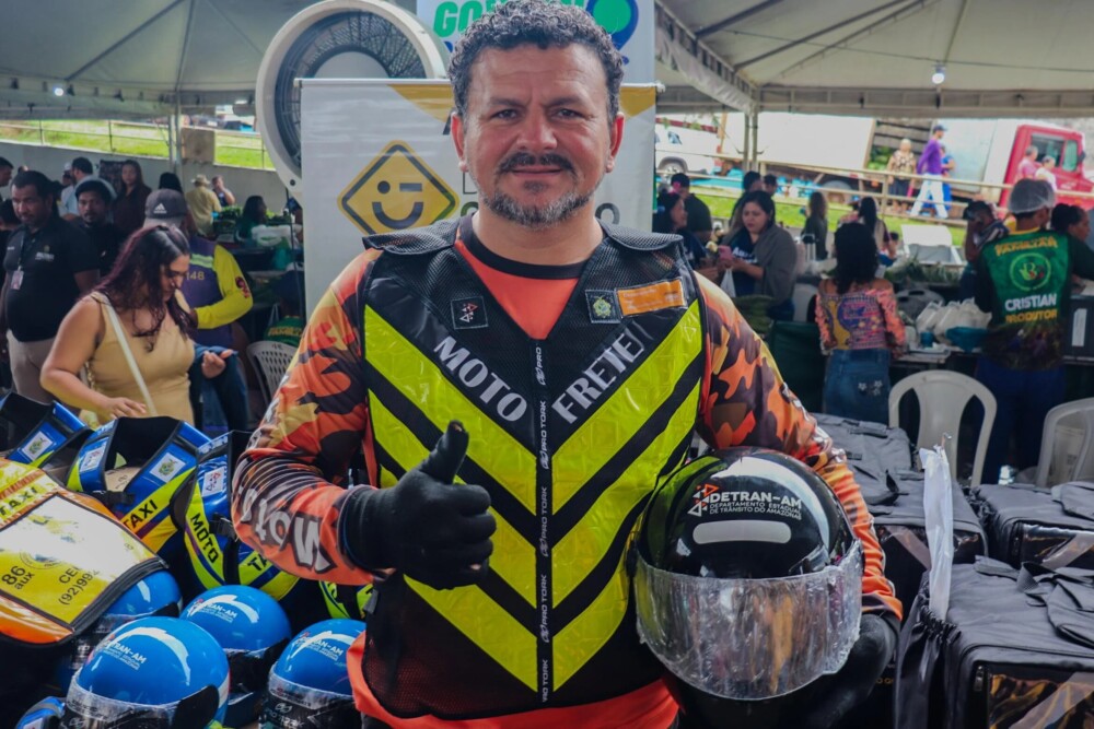 Detran-AM entrega 210 kits de segurança para mototaxistas e motofretistas em Presidente Figueiredo