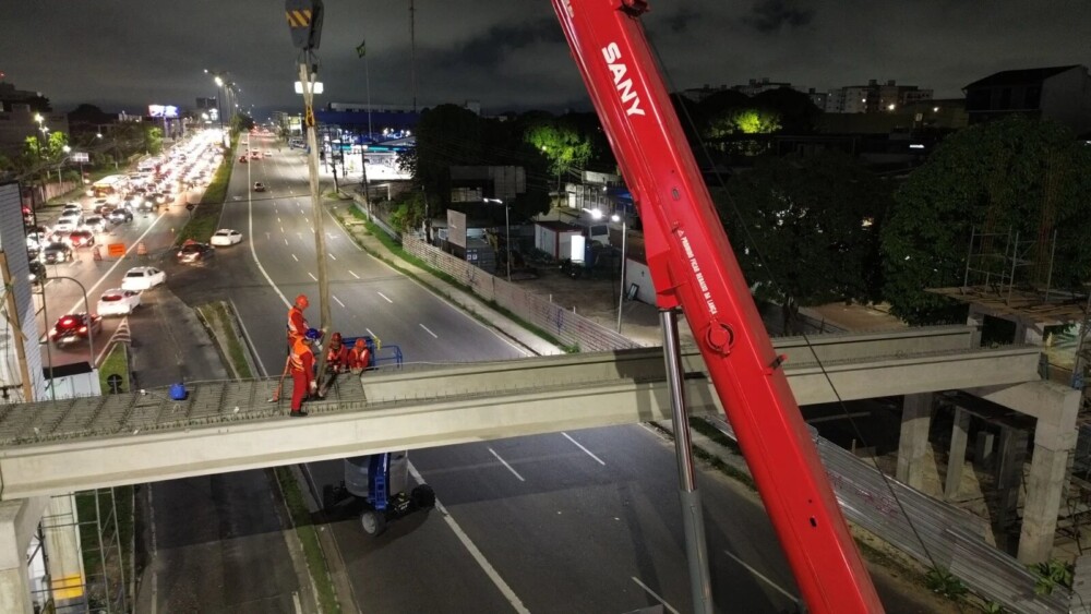Prefeitura de Manaus avança com implantação de vigas para nova passarela na Torquato Tapajós