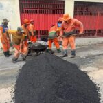 Prefeitura de Manaus intensifica recuperação asfáltica no bairro Flores e melhora mobilidade na zona Centro-Sul