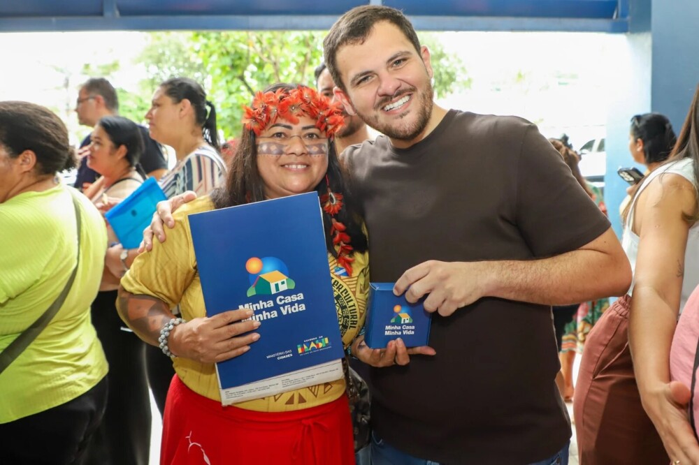 Prefeito Renato Junior entrega últimas chaves de moradias populares em Manaus