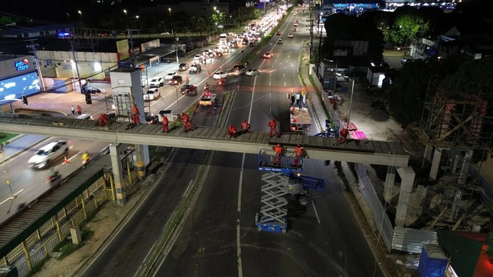 Prefeitura de Manaus avança na reconstrução da passarela da avenida Torquato Tapajós com obra noturna