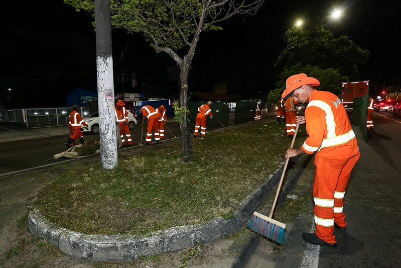 Prefeitura de Manaus: mais de 500 trabalhadores em operação noturna de limpeza nas zonas Norte e Leste