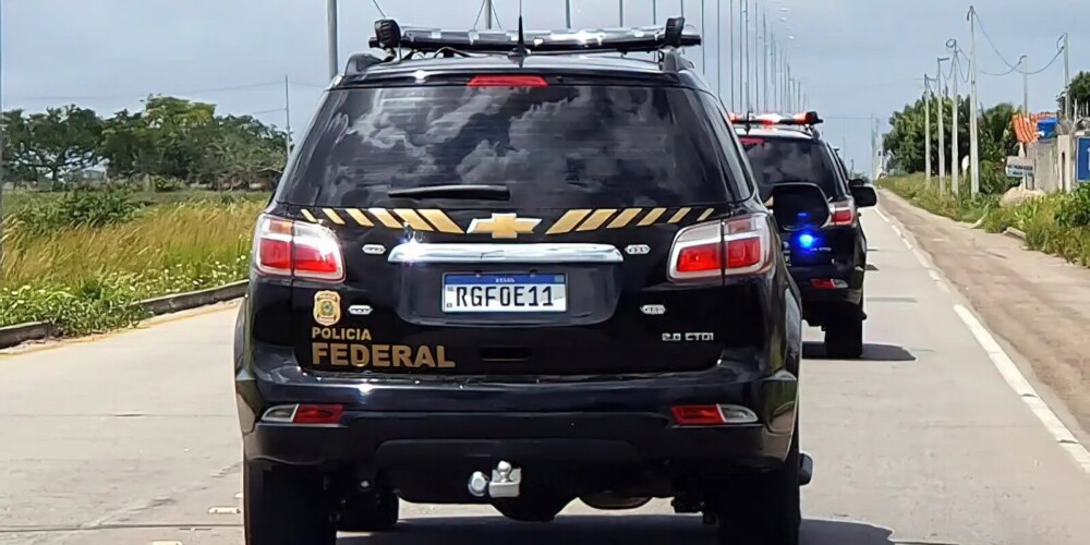PF apreende fuzis e pistolas destinados a facções criminosas que atuam no Rio de Janeiro