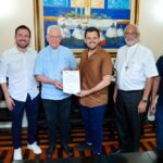 Prefeito Renato Junior entrega títulos definitivos de imóveis para a igreja católica em Manaus