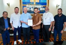 Prefeito Renato Junior entrega títulos definitivos de imóveis para a igreja católica em Manaus