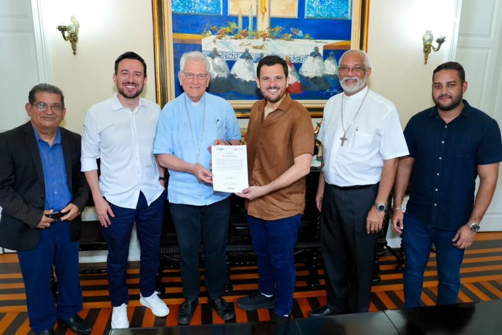Prefeito Renato Junior entrega títulos definitivos de imóveis para a igreja católica em Manaus