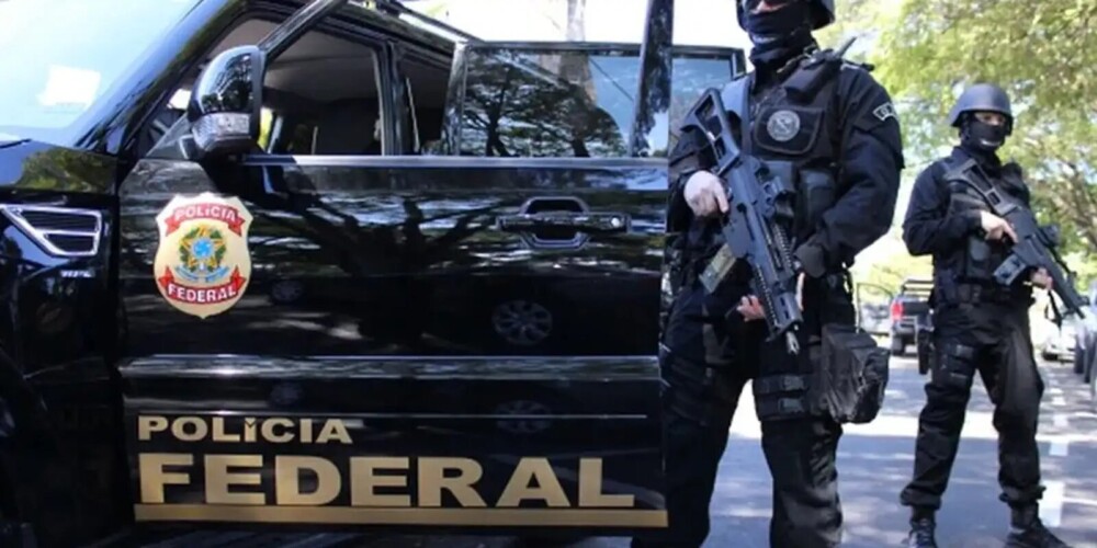 PF deflagra Operação Balcãs contra organização criminosa transnacional focada em tráfico de drogas por rotas marítimas