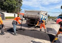 Prefeitura de Manaus implanta lombadas na Via Láctea, bairro Aleixo, para reforçar segurança viária