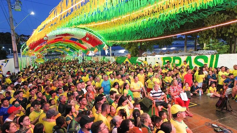 Ruas da Copa em Manaus: Prefeitura leva lazer, impulsiona comércio e une famílias na estreia do Brasil