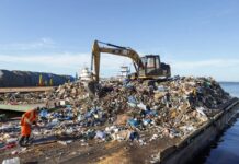 Prefeitura de Manaus realiza quinto transbordo do ano e retira 400 toneladas de lixo da orla e igarapés