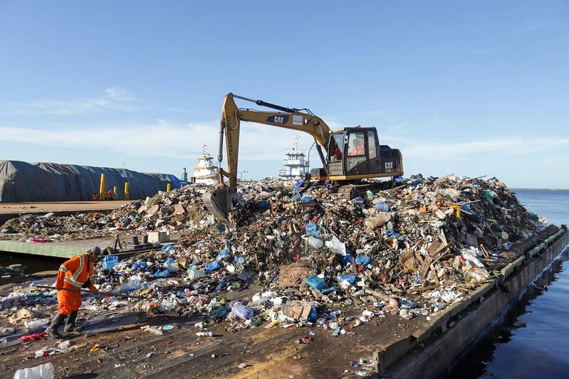 Prefeitura de Manaus realiza quinto transbordo do ano e retira 400 toneladas de lixo da orla e igarapés