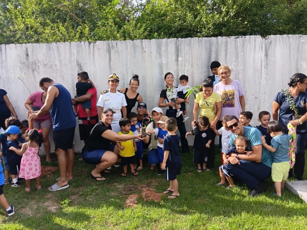 Creche municipal de Manaus ensina preservação ambiental com plantio de mudas