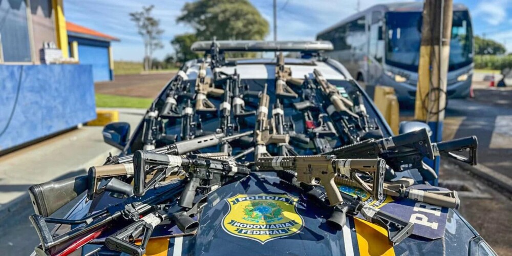 PRF apreende 26 fuzis em caminhão no Paraná em apreensão recorde