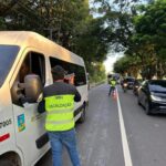 Operação da Prefeitura de Manaus apreende micro-ônibus com roda sem parafuso em zona Leste