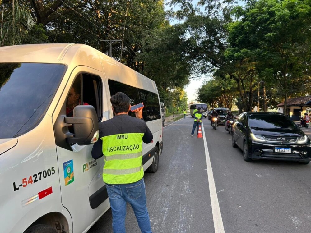Operação da Prefeitura de Manaus apreende micro-ônibus com roda sem parafuso em zona Leste