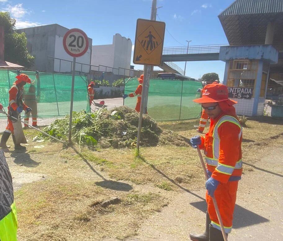 Prefeitura de Manaus realiza capinação e limpeza no Terminal de Integração 5 (T5)
