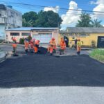 Prefeitura de Manaus intensifica obras de asfalto no bairro Flores para melhorar mobilidade