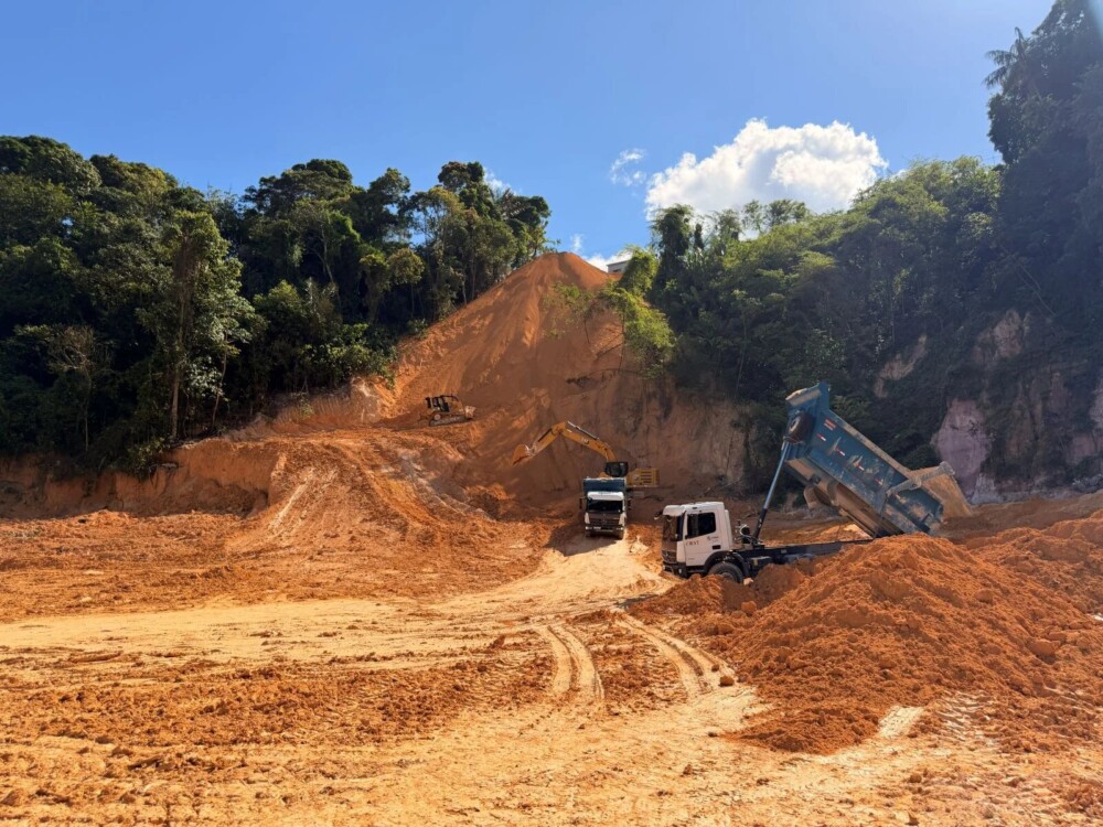 Prefeitura de Manaus avança em obra de contenção de erosão na rua Topázio, bairro Jorge Teixeira