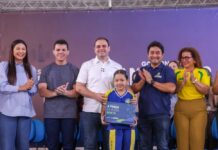 Governador Roberto Cidade entrega kits escolares e livros na zona leste de Manaus