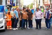 Prefeito Renato Junior fiscaliza instalação de novas tampas de concreto de alta resistência na rua Marcílio Dias, no centro de Manaus