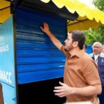 Prefeito Renato Junior entrega 26 bancas padronizadas para camelôs do centro de Manaus