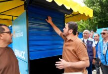 Prefeito Renato Junior entrega 26 bancas padronizadas para camelôs do centro de Manaus