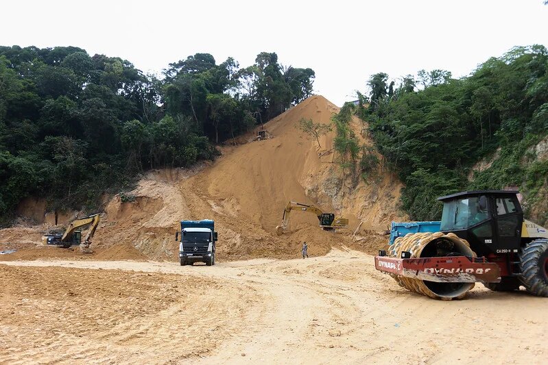 Prefeitura de Manaus avança com obra de contenção de erosão na rua Topázio, bairro Jorge Teixeira
