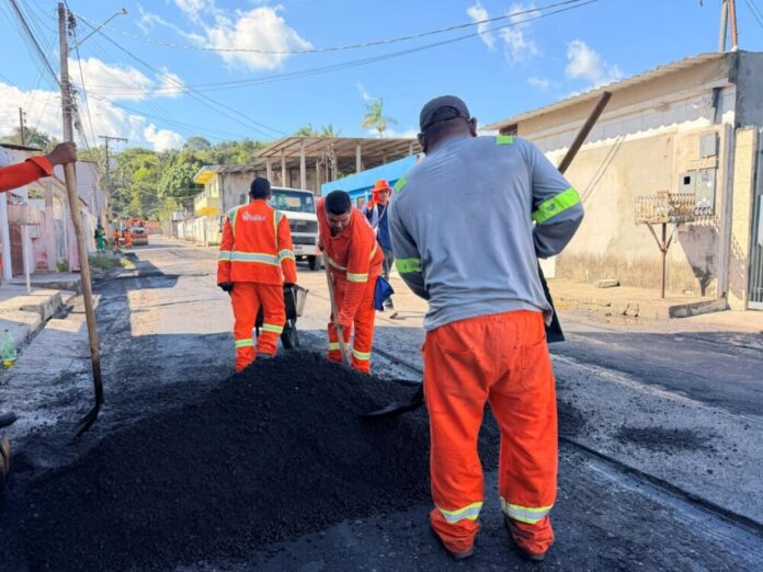 Prefeitura de Manaus intensifica operação Tapa-Buracos no bairro Flores e melhora vias