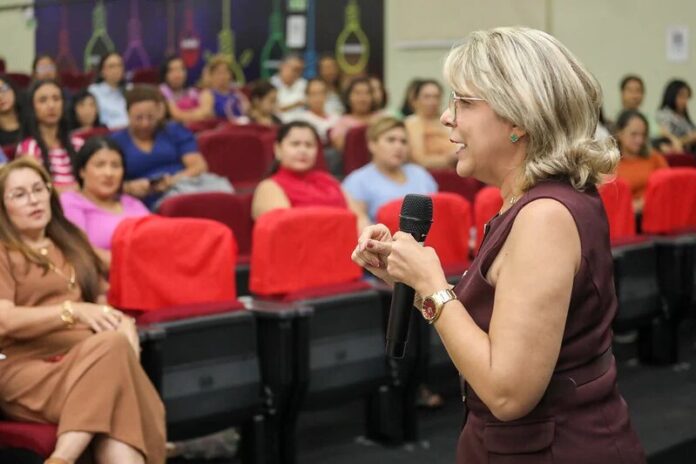 Prefeitura de Manaus capacita profissionais de apoio escolar para creches municipais