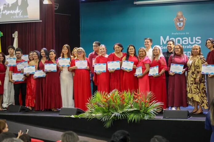 Prefeitura de Manaus forma 63 servidores e familiares em idiomas e Libras