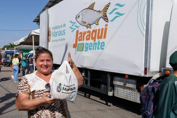 Prefeitura de Manaus distribui 12 toneladas de peixe no bairro Redenção