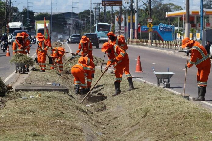 Prefeitura de Manaus emprega mais de mil trabalhadores para reforçar limpeza urbana no fim de semana