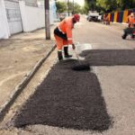 Prefeitura de Manaus intensifica operação ‘Tapa-Buracos’ na rua Trugillo, bairro Dom Pedro