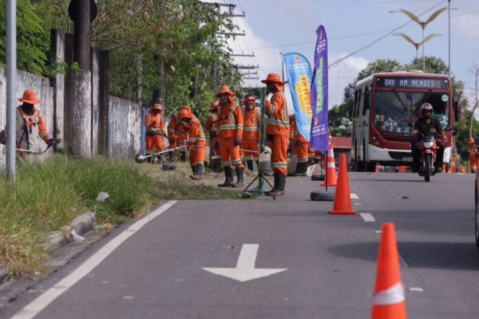 Prefeitura de Manaus retira quase 250 toneladas de resíduos em dois dias de operação nos corredores viários