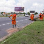 Prefeitura de Manaus intensifica limpeza urbana com 13 frentes de trabalho e mais de 1.250 servidores durante verão amazônico