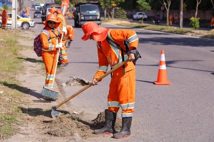 Prefeitura de Manaus intensifica limpeza e raspagem de canteiros centrais com 50 equipes da Semulsp