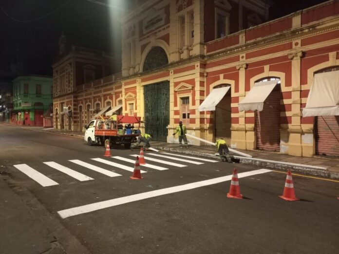 Prefeitura de Manaus intensifica sinalização viária em bairros estratégicos