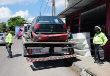 Operação ‘Sucata’ da Prefeitura de Manaus remove veículos abandonados na zona Norte