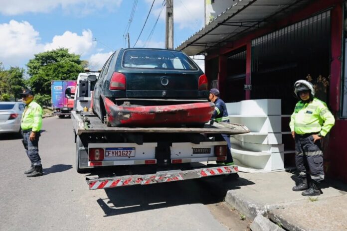 Operação 'Sucata' da Prefeitura de Manaus remove veículos abandonados na zona Norte