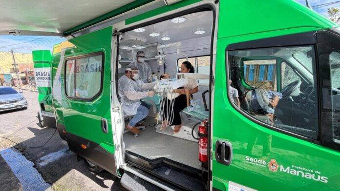 Unidade móvel da prefeitura de Manaus leva atendimento odontológico a pessoas acamadas