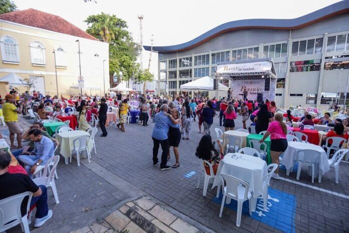Prefeitura de Manaus promove o ‘Bolerão da Saudade’ com centenas de idosos no mirante Lúcia Almeida