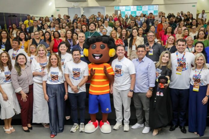 Prefeitura de Manaus lança projeto "Mundo do Theo" para inclusão de alunos com autismo em 86 escolas